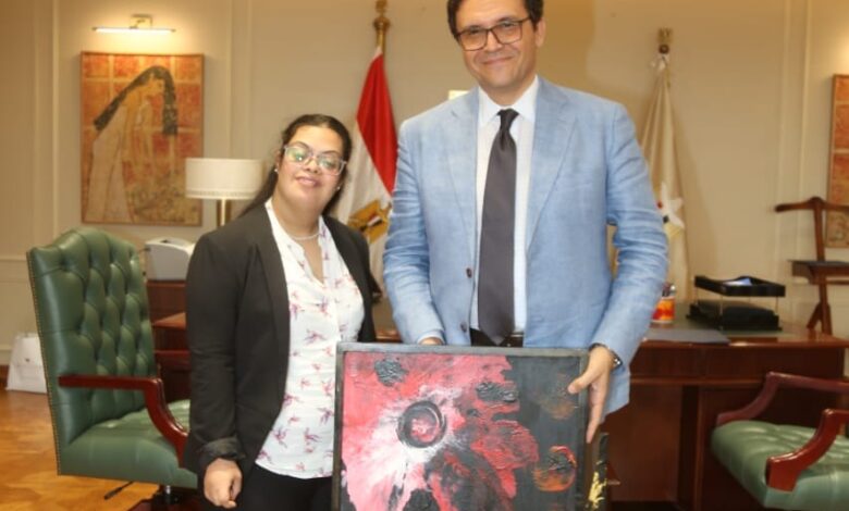 وزير الثقافة يستقبل الفنانة التشكيلية «مريم وجيه» لعرض أعمالها بمقر الوزارة بالعاصمة الإدارية