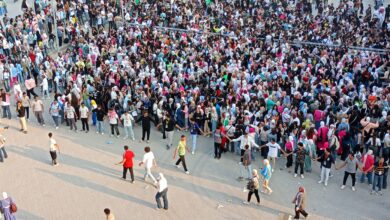 بالفيديو مشادات بين طلاب جامعة حلوان الحكومية والأهلية خلال حفل الاستقبال …  وطلاب الأهلية : طلبة الحكومية دخلوا الحفل بالمطاوي