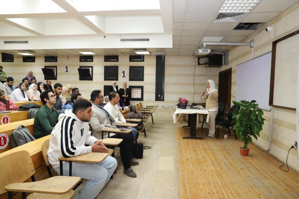 ورشة عمل لتعليم "الجرافيك ديزاين والتصوير" بطب أسنان عين شمس.