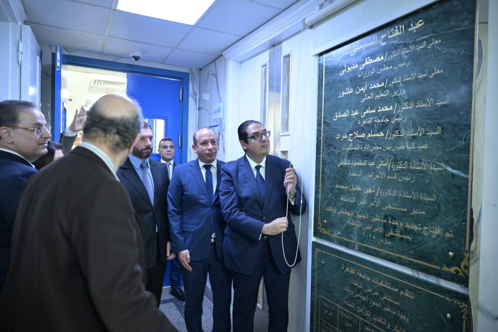 رئيس جامعة القاهرة يفتتح أحدث عمليات التجديد بوحدة مناظير الجهاز الهضمي والكبد بمستشفي الأمراض الباطنة بقصر العيني بتكلفة 34 مليون جنيه.