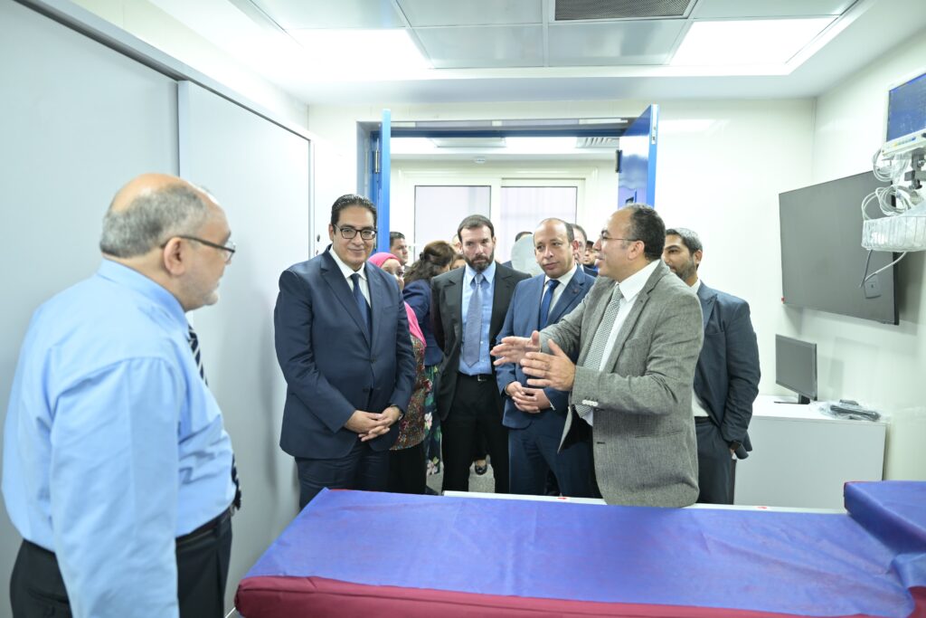 رئيس جامعة القاهرة يفتتح أحدث عمليات التجديد بوحدة مناظير الجهاز الهضمي والكبد بمستشفي الأمراض الباطنة بقصر العيني بتكلفة 34 مليون جنيه.