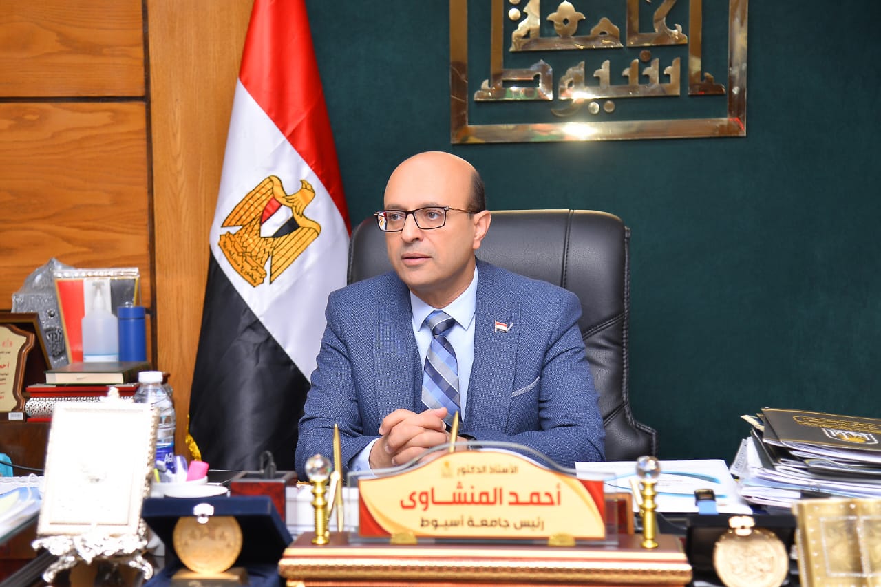 " المنشاوي" يهنئ الفريق الطبي بوحدة القرنية بمستشفيات جامعة أسيوط بعد نجاح 12 عملية ترقيع قرنية