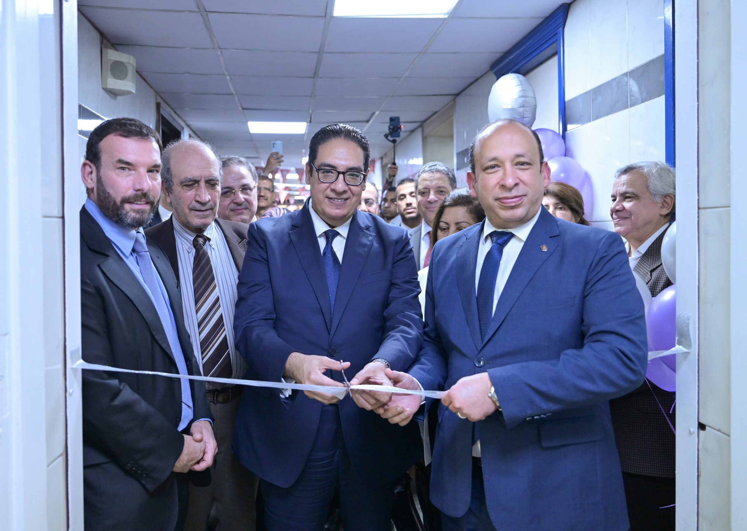 رئيس جامعة القاهرة يفتتح أحدث عمليات التجديد بوحدة مناظير الجهاز الهضمي والكبد بمستشفي الأمراض الباطنة بقصر العيني بتكلفة 34 مليون جنيه.