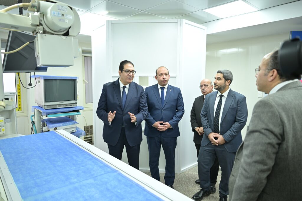 رئيس جامعة القاهرة يفتتح أحدث عمليات التجديد بوحدة مناظير الجهاز الهضمي والكبد بمستشفي الأمراض الباطنة بقصر العيني بتكلفة 34 مليون جنيه.