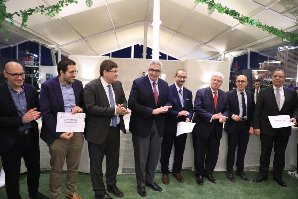 وزير التعليم العالي يكرم فريق العمل المشارك في تنظيم فعالية زيارة الرئيس الفرنسي لجامعة القاهرة