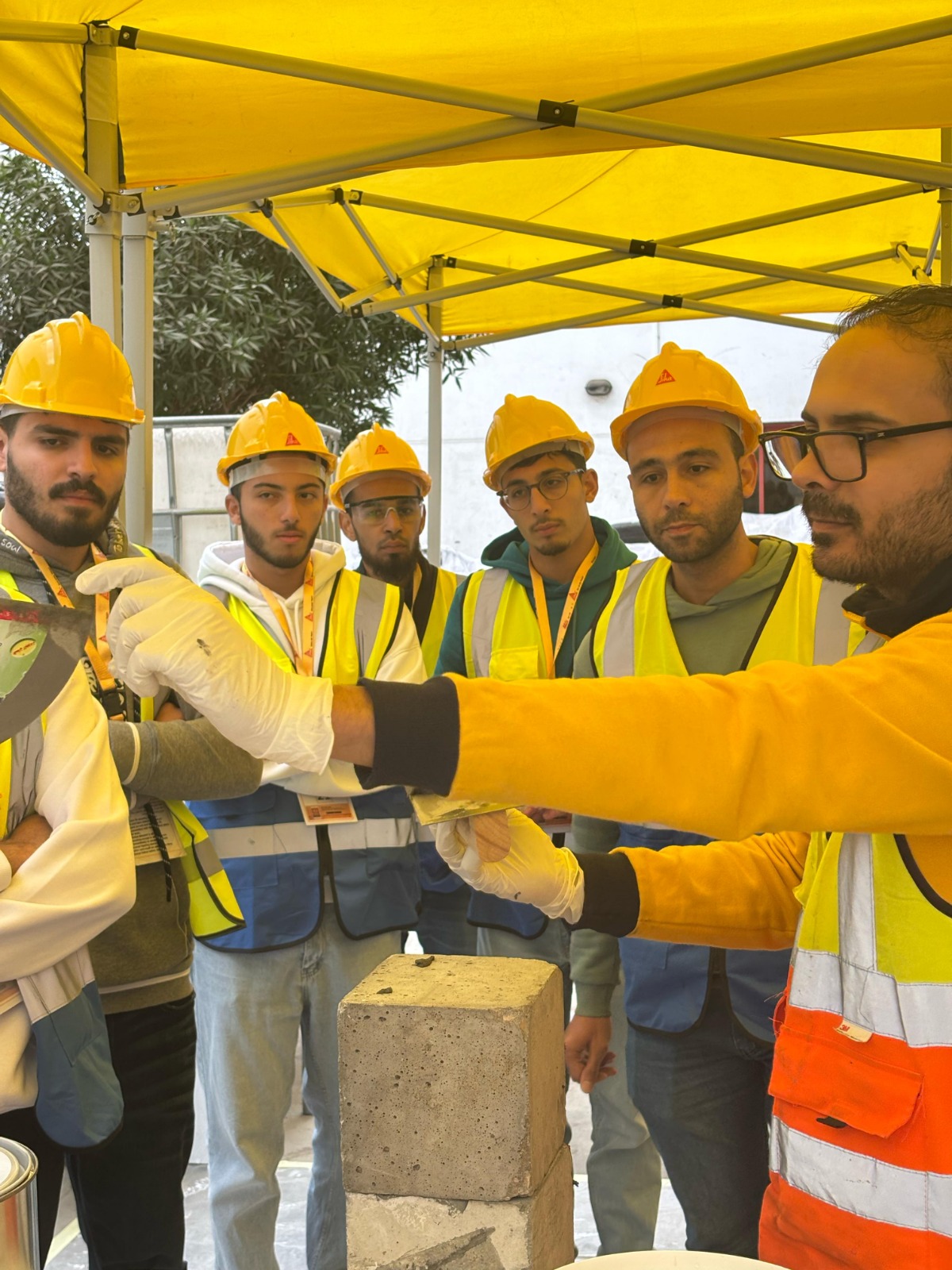 بالصور تدريب عملي لطلاب الهندسة المدنية بالجامعة الألمانية في مجال كيماويات البناء