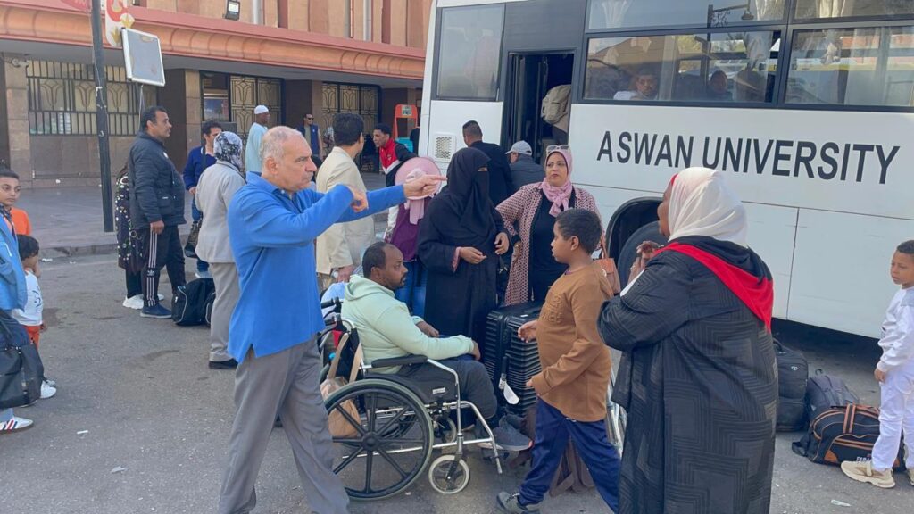 رئيس جامعة أسوان يستقبل وفد شبابي من ذوي الهمم من رحلات قطار الشباب