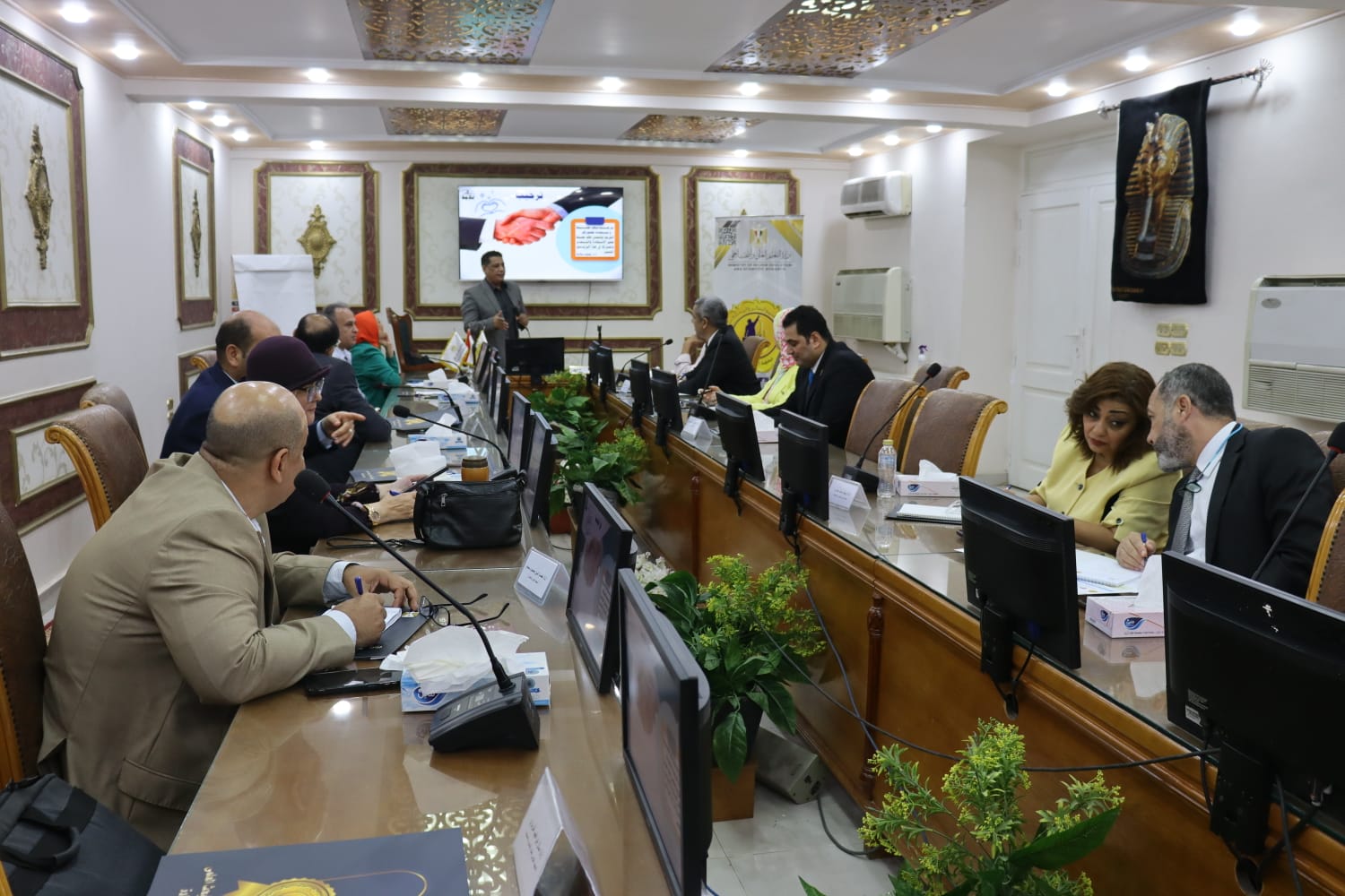 معهد إعداد القادة استمرار تدريب مرشحى المناصب القيادية بالمراكز البحثية