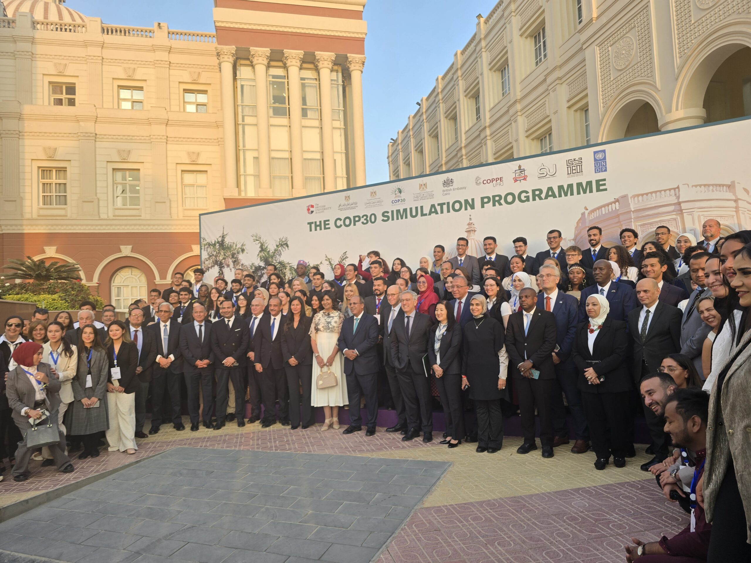 شباب الجامعة البريطانية يصيغون بيانًا لمستقبل أكثر استدامة في محاكاة مؤتمر المناخ COP30