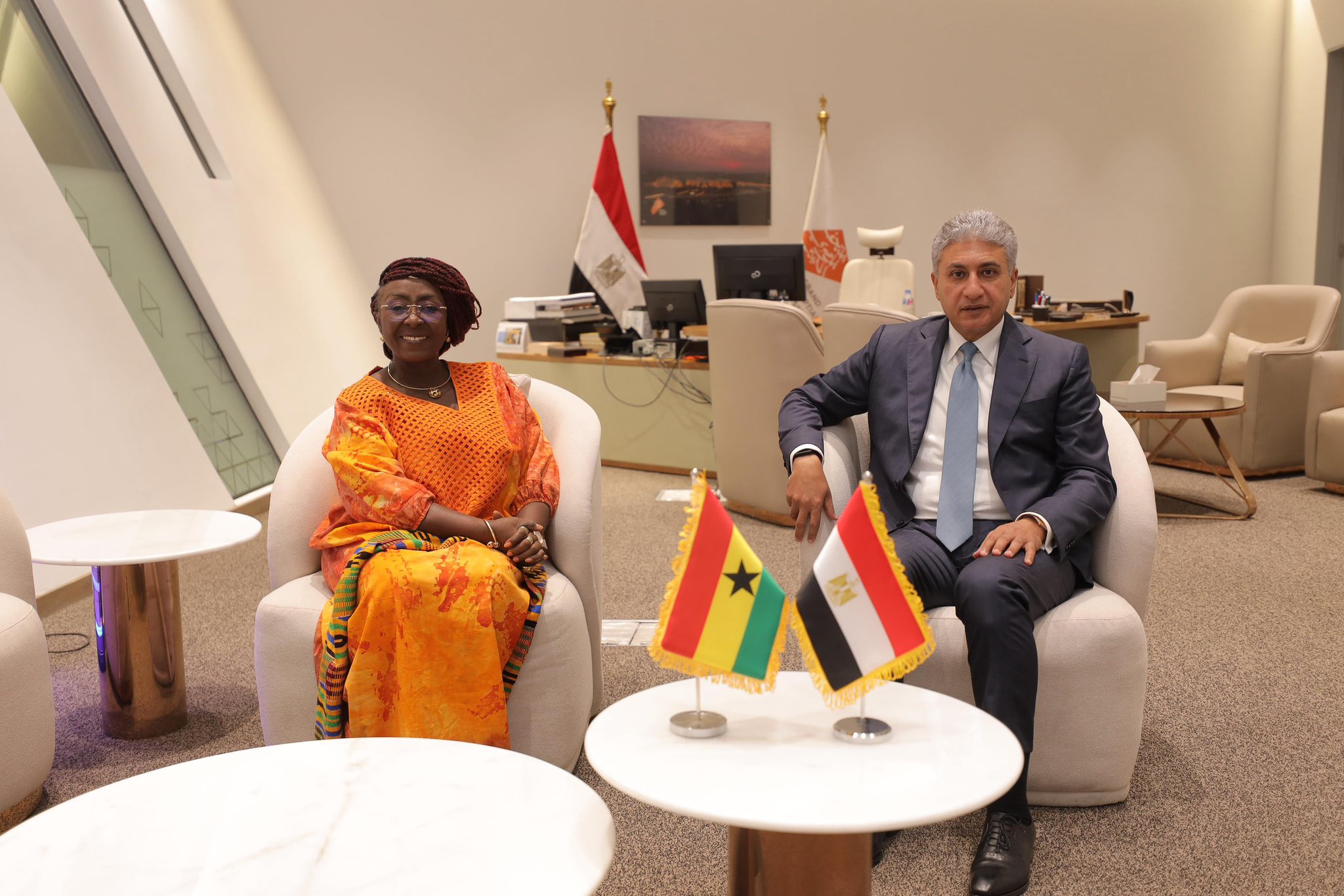 وزير السياحة والآثار ووزيرة السياحة والثقافة والفن الإبداعي بغانا يبحثان تعزيز التعاون في مجالي السياحة والآثار
