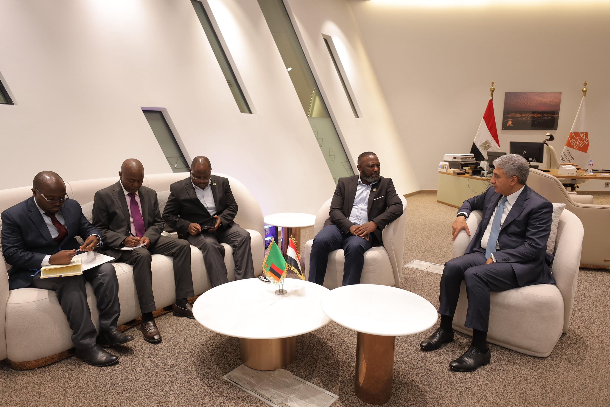 وزير السياحة والآثار يواصل سلسلة لقاءاته مع الوزراء ورؤساء الوفود المشاركين في افتتاح المتحف المصري