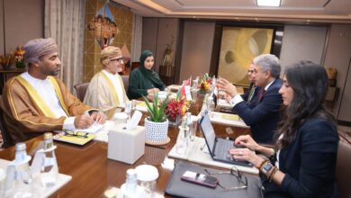 وزير السياحة والآثار يلتقي بوزير السياحة والتراث العُماني