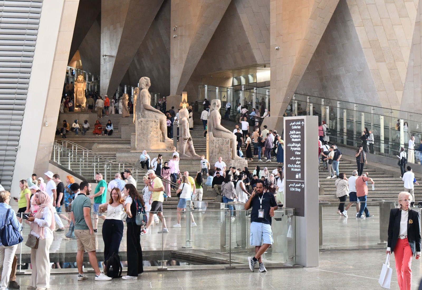 لليوم السابع على التوالي منذ افتتاحه للجمهور يواصل المتحف المصري الكبير استقبال زائريه