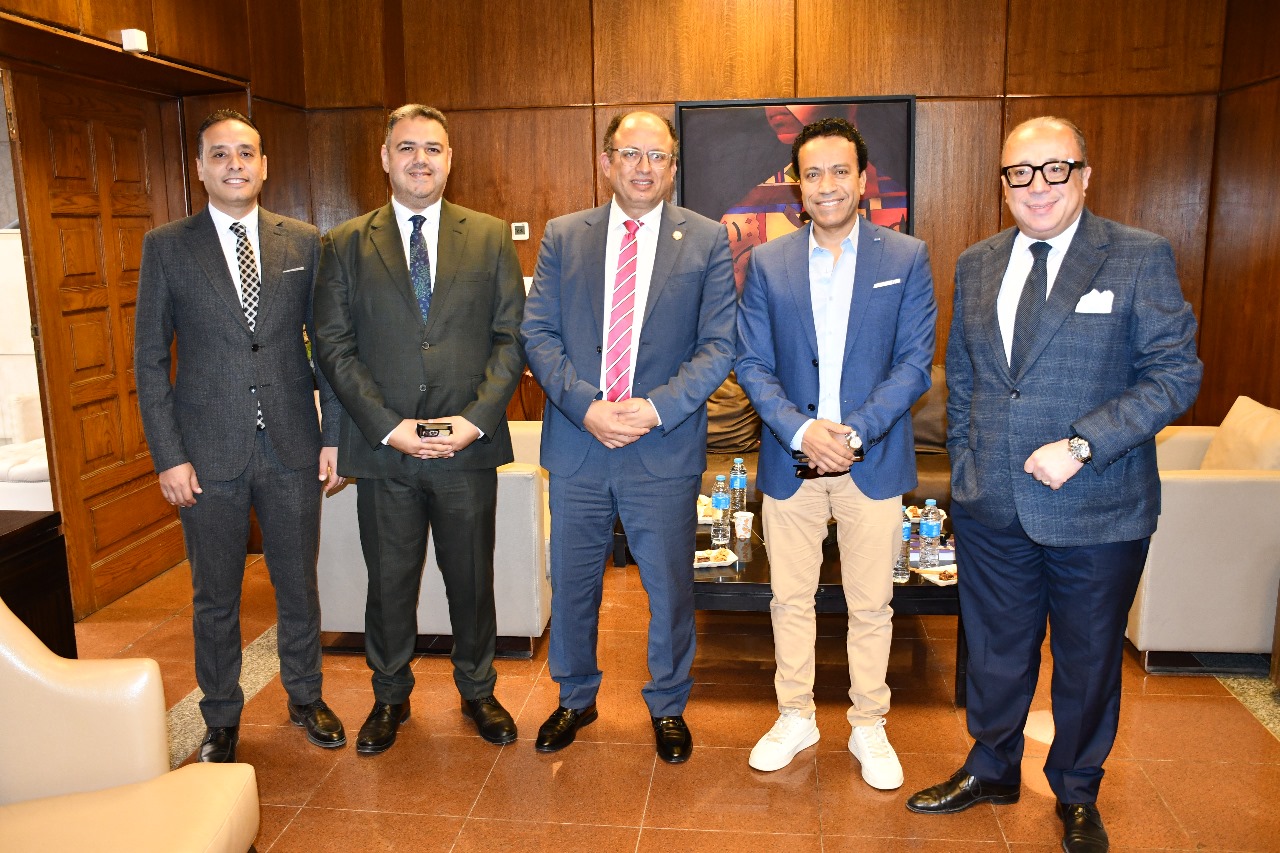 جامعة حلوان تكرم الفنان سامح حسين في ندوة دور الفن في الوعي بالقضايا الاجتماعية