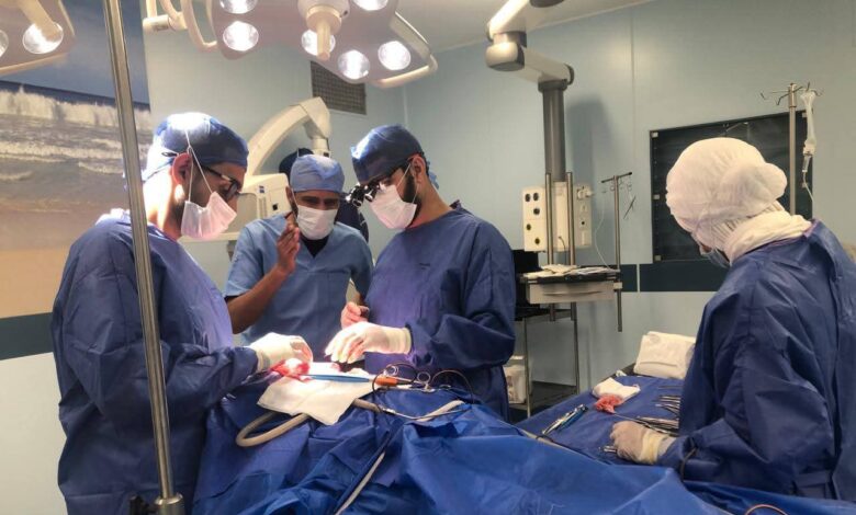مستشفى جامعة قناة السويس تجري جراحة دقيقة لاستئصال ورم بمنطقة الكلام دون المساس بالوظائف العصبية