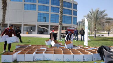 طلاب جامعة النيل يشاركون في تعبئة كراتين مواد غذائية لدعم الأسر ضمن مبادرة «ديارنا.. زاد وأمان»