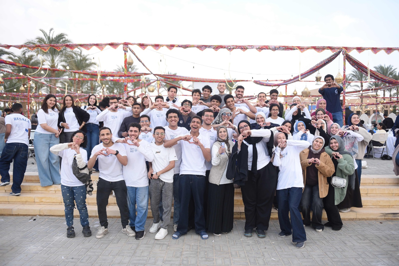 طلاب الجامعة الأمريكية بالقاهرة يجهزون 6000 كرتونة مواد غذائية لرمضان