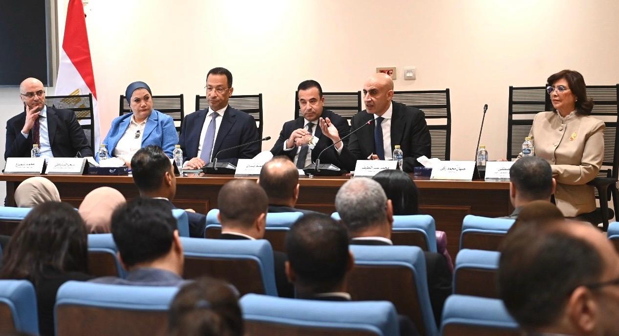 وزير التعليم يبحث مع رئيس هيئة الرقابة المالية آليات إدراج "الثقافة المالية" بالمناهج الدراسية