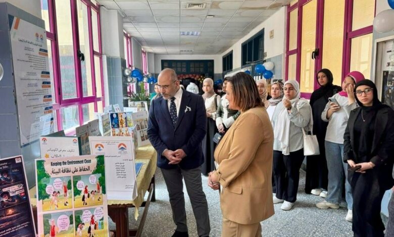 فنان الكاريكاتير الكبير عمر فهمي يفتتح معرض الكوميكس الأول لكلية إعلام جامعة ٦ أكتوبر