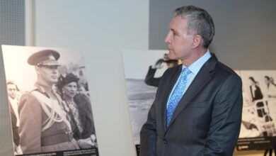 أمير رومانيا يختتم زيارته لمصر بندوة بالجامعة البريطانية ويشهد معرض فني عن التاج الملكي