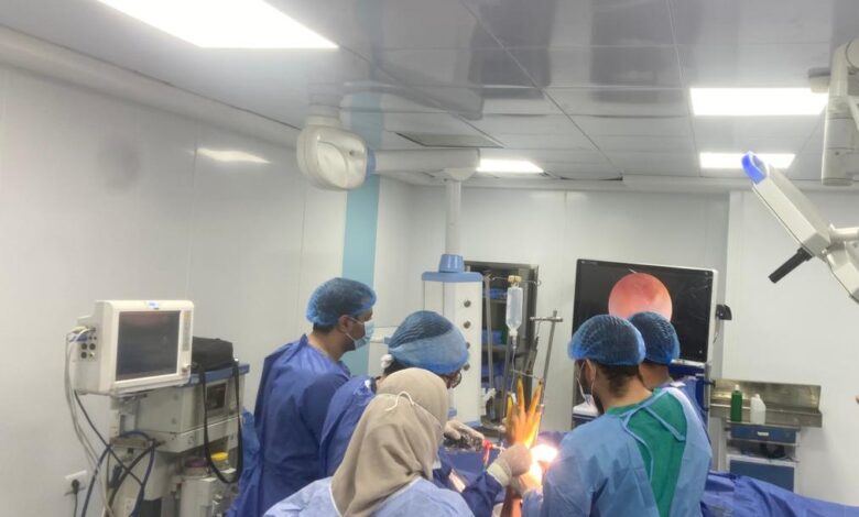 اجراء اول عملية دقيقة باستخدام منظار مفاصل الرسغ والكوع بمستشفيات سوهاج الجامعية