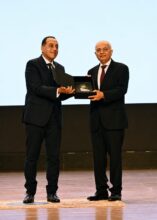 رئيس الوزراء يكرم جامعة الريادة ضمن الأكاديميات الرقمية الرائدة