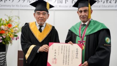 جامعة هيروشيما تمنح وزير التربية والتعليم درجة الدكتوراه الفخرية تقديرًا لإصلاحاته التعليمية.