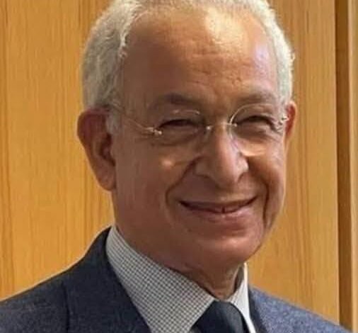 وزير التعليم العالي يهنئ "هاني هلال" بمناسبة منحه وسام الاستحقاق الوطني الفرنسي