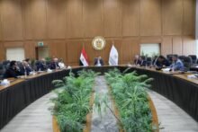 وزير التعليم العالي والقائم بعمل وزير الثقافة يبحث تعزيز التعاون مع شركة فيليبس