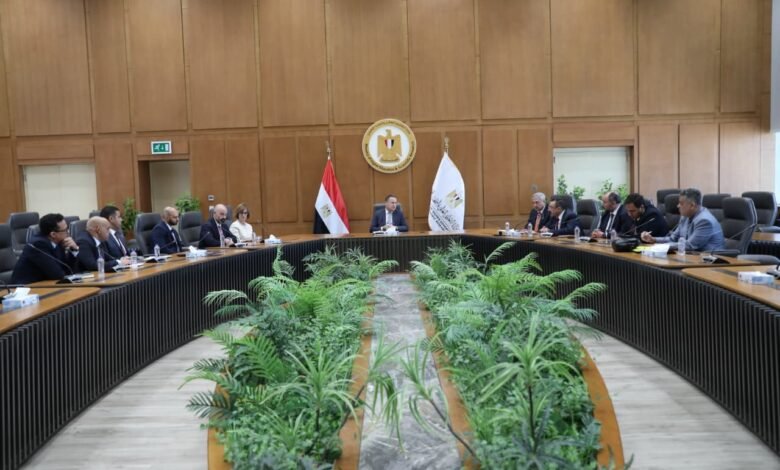 وزير التعليم العالي والقائم بعمل وزير الثقافة يبحث تعزيز التعاون مع شركة فيليبس