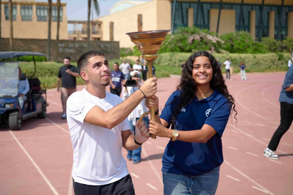 الجامعة الأمريكية بالقاهرة تحتفل بوصول شُعلة الدورة الثانية عشرة للألعاب الإفريقية للجامعات الى حرمها بالقاهرة الجديدة