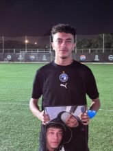 في لحظة مؤثرة.. محمد مصطفى «ميدو» يوقّع لبيراميدز ويحتفظ بصورة والدته الراحلة