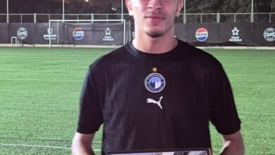 في لحظة مؤثرة.. محمد مصطفى «ميدو» يوقّع لبيراميدز ويحتفظ بصورة والدته الراحلة