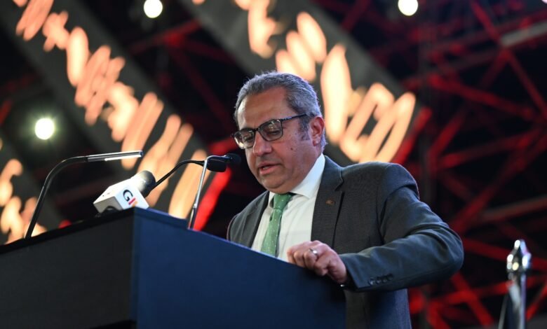 خالد عباس في حفل تخرج «GIU»: الاستثمار الحقيقي ليس في الحجر.. بل في عقول الشباب